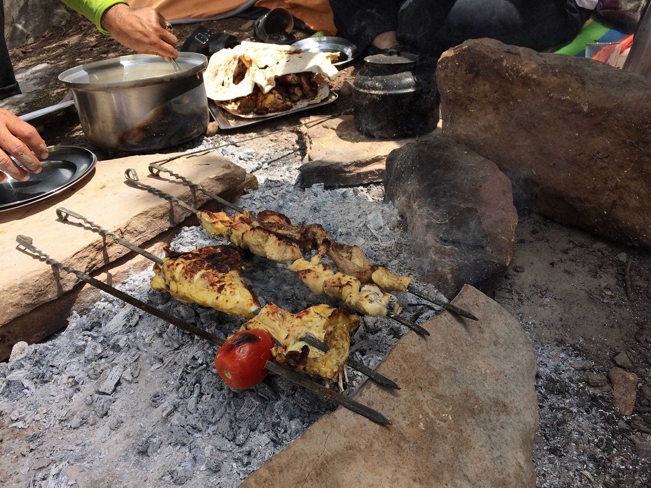 キャンプ地でチキンケバブを作る